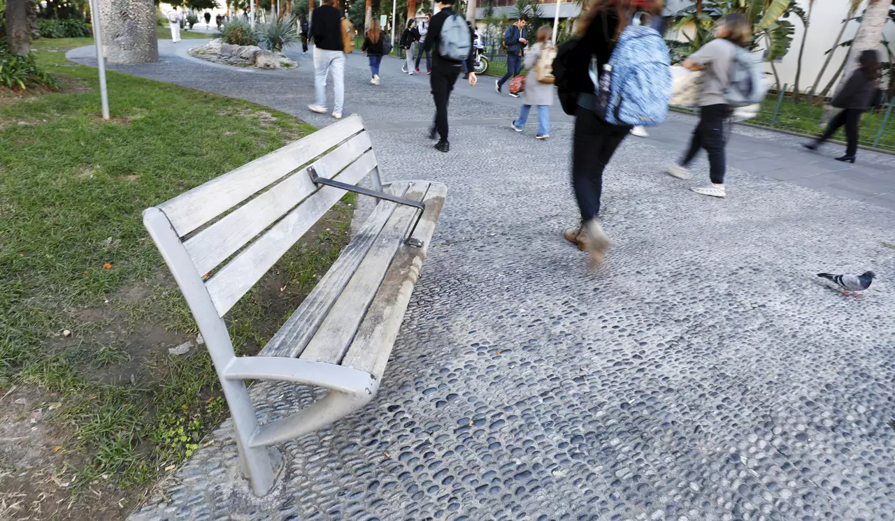 Photo article Les bancs disparaissent : une chasse aux SDF à Nice ?
